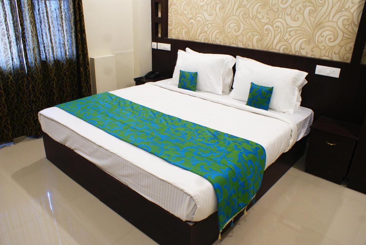 Collection O 8267 Galaxy Inn Kochi Ngoại thất bức ảnh