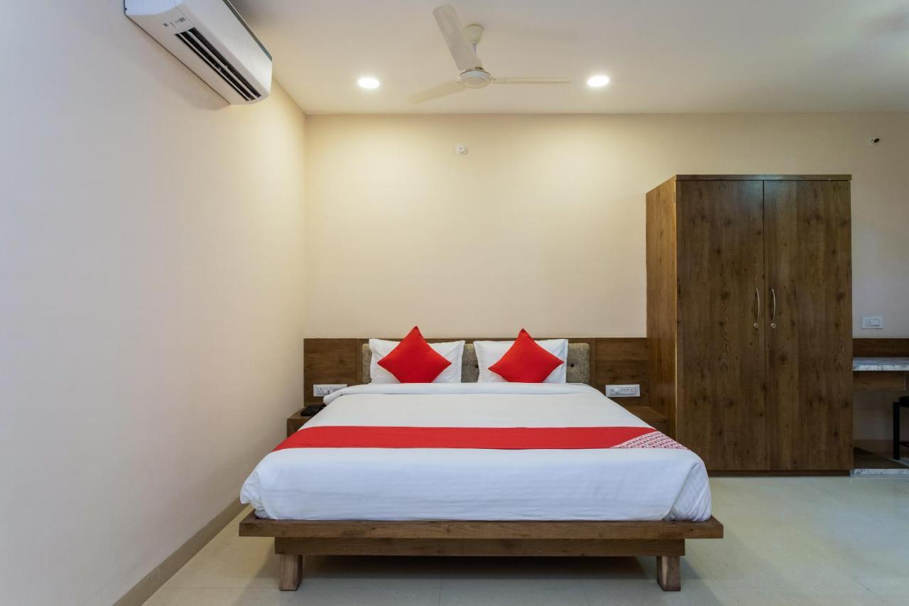 Collection O 8267 Galaxy Inn Kochi Ngoại thất bức ảnh