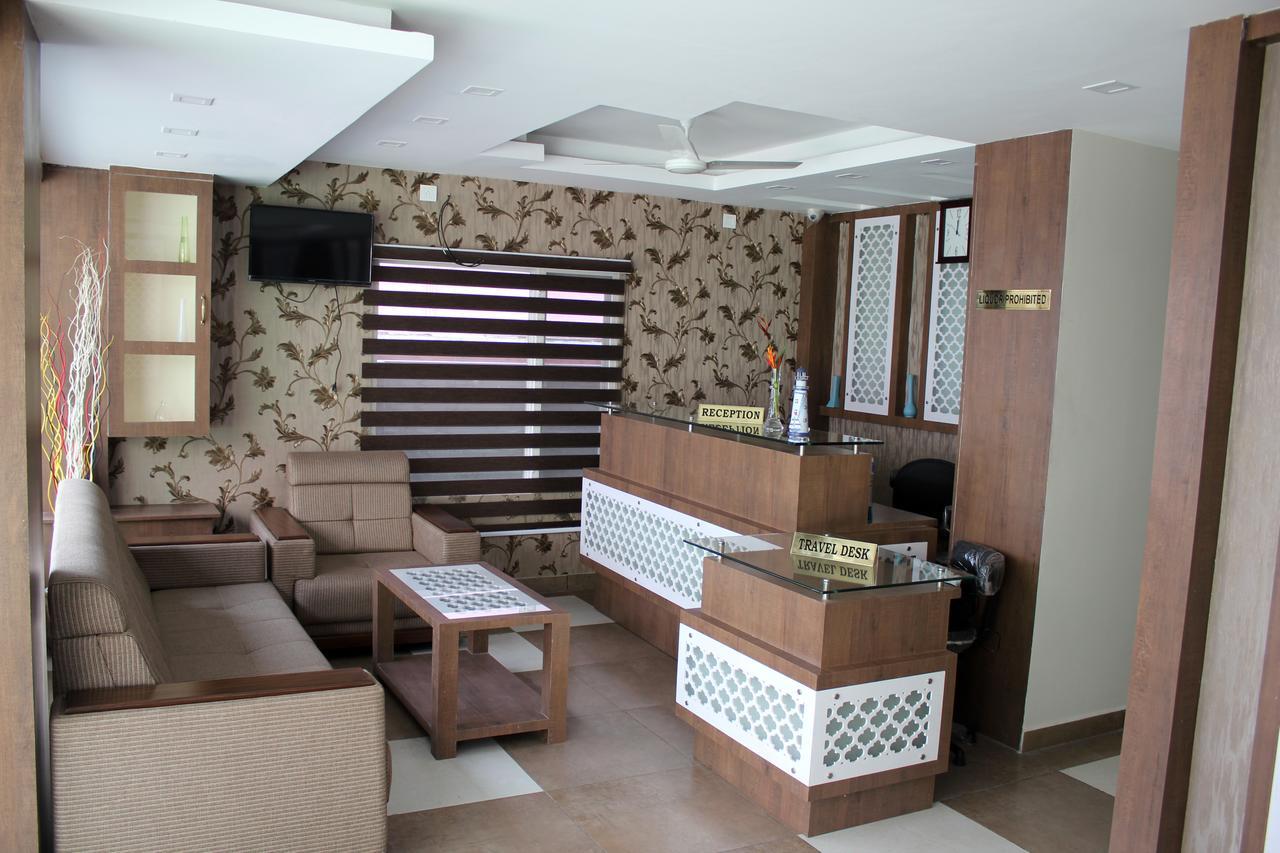 Collection O 8267 Galaxy Inn Kochi Ngoại thất bức ảnh